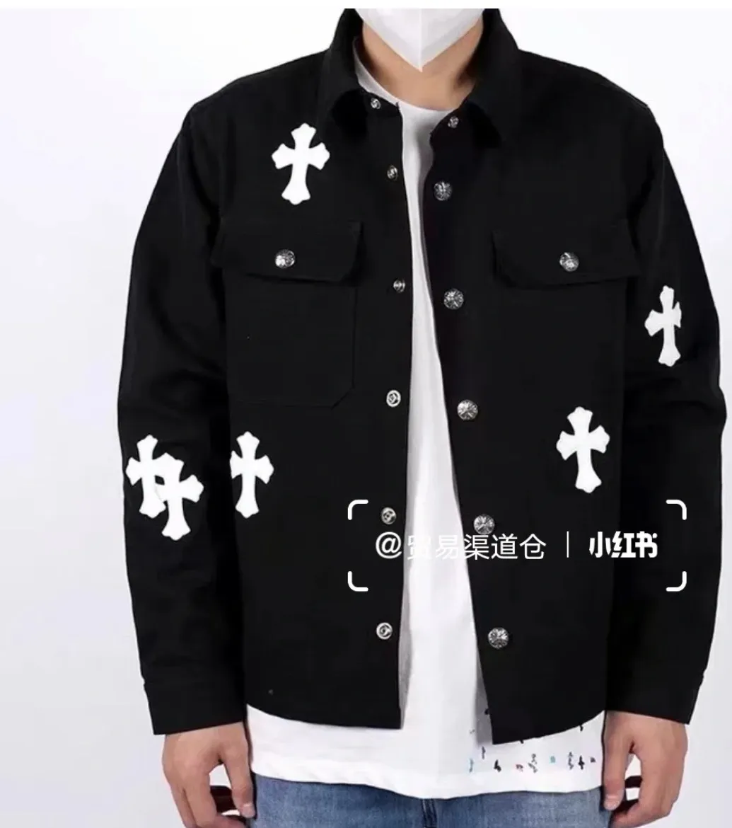 P260 [Next day] Chromehearts 23ss denim cross patch leather black and white jacket denim jacket. A super versatile denim jacket that is breathable, comfortable and elegant! The entire garment is made of super heavy-duty workmanship and uses denim denim fabric imported from Japan. After the finished product is washed, the loss rate is extremely high! The whole body is made with old craftsmanship and the upper body is stylish!  The body has multiple crosses and leather logos sewn on it! Because of the old craftsmanship, everything from gold five to three marks has been re-made with new molds, 100% restored to the original craftsmanship! All the leather characters are laser-aligned. The leather is definitely different from the super-fiber leather on the market. It uses this year's new sheep leather. The finished embroidery guarantees the quality of the entire product❗ It took nearly two months of back and forth production to get a satisfactory effect. The various cutting designs really put a lot of effort into achieving a satisfactory experience! The same style for men and women, great for couples!  Color: black Size: S M L